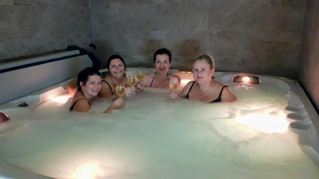 Statek 3 - Wellness & Spa Hotel Hluboká nad Vltavou Kültér fotó